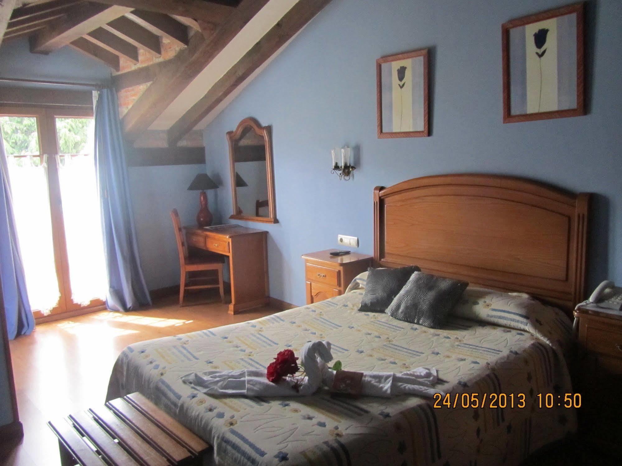 Hotel Marfrei Hinojedo エクステリア 写真